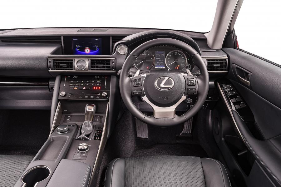 Торпедо Lexus IS200t 2017 года  (ZA) (фото 11 из 18)